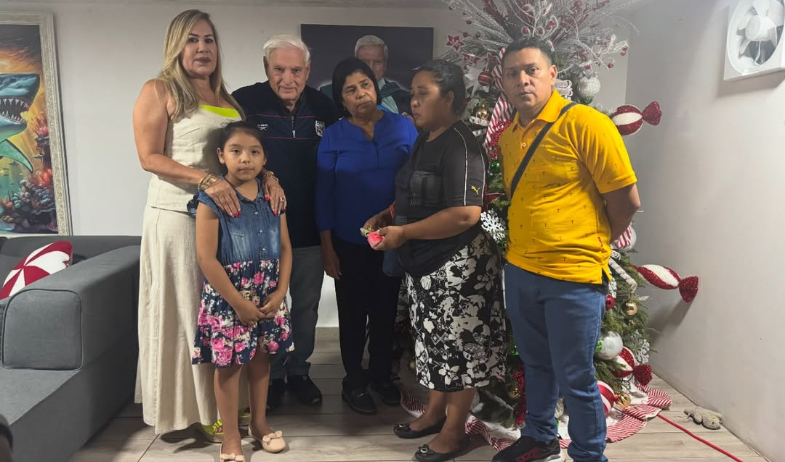 Expresidente Ricardo Martinelli realiza donación a familia de guardia fallecido en Loma Cová 