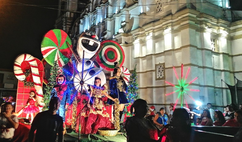 Chitré realiza desfile de navidad y promueve la economía local 