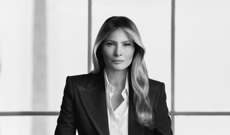 Melania Trump presenta su retrato oficial, obra de la fotógrafa belga Regine Mahaux 