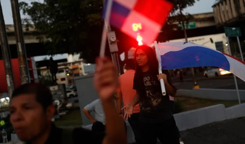 En Panamá agitan el fervor patriótico en defensa del Canal con la 'siembra de banderas' 