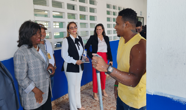 Lucy Molinar defiende compra de laptops 