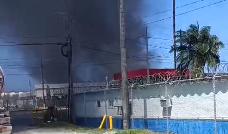 Fuga y fuego en refinería de petróleo provoca evacuación en Colón 