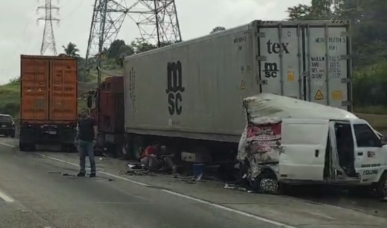 Choque múltiple en la autopista Panamá-Colón deja varios heridos  