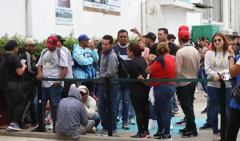 Venezolanos buscan que México los retorne en vuelos tras las restricciones de Trump 