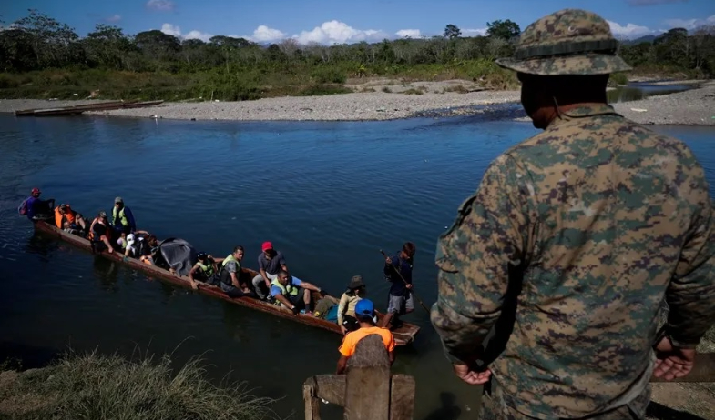 Naufraga una embarcación con 19 migrantes en Panamá y las autoridades buscan a sobrevivientes 