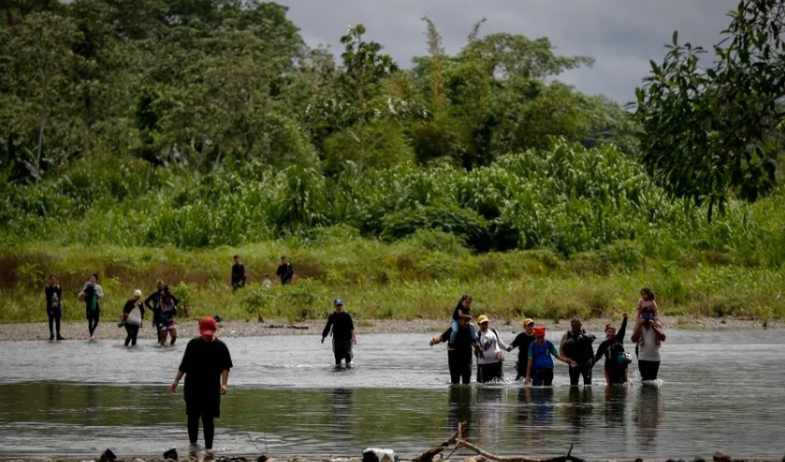 El flujo de migrantes por el Darién cae un 94 % en enero, marcando una baja 'histórica' 