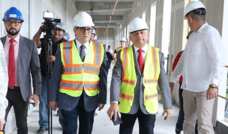 Ministro de Salud realiza recorrido en el proyecto del nuevo Hospital del Niño, obra afectada tras protestas 