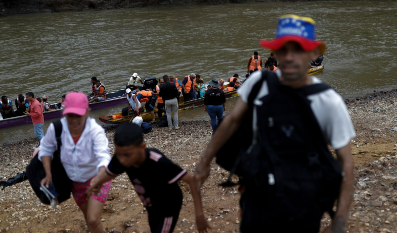 Costa Rica y Panamá coordinan traslado en buses de migrantes que desisten de ir a EEUU 