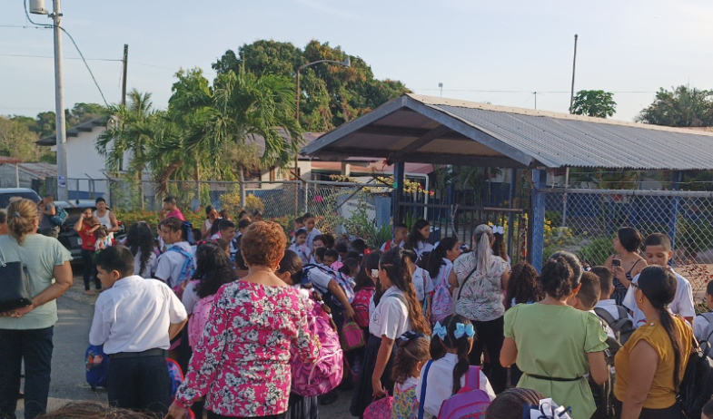 Docente se encadena exigiendo pago de 33 meses de salario  