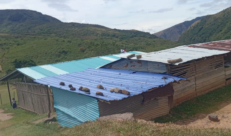 Escuela Alto Loro se cae a pedazos; los puentes peatonales son otra trampa de muerte 