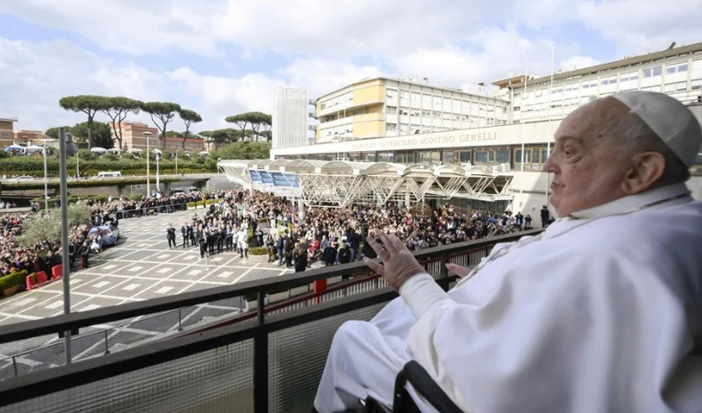 El médico que trató al papa Francisco: 'Tuvimos que elegir entre dejarlo ir o probar con todo' 