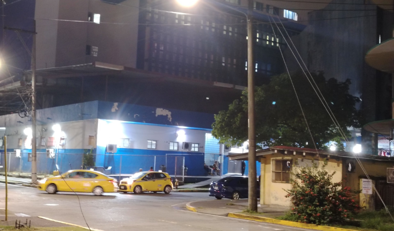 Un muerto y cinco heridos en medio de  un 'parking' en Colón 