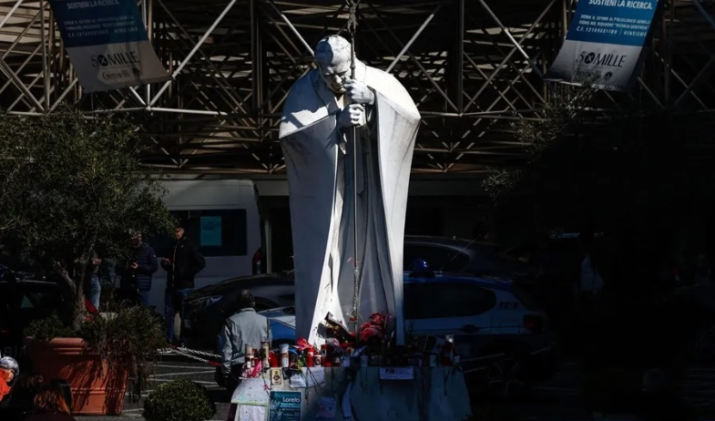 El papa continúa con la fisioterapia motora y el tratamiento sin ventilación mecánica 