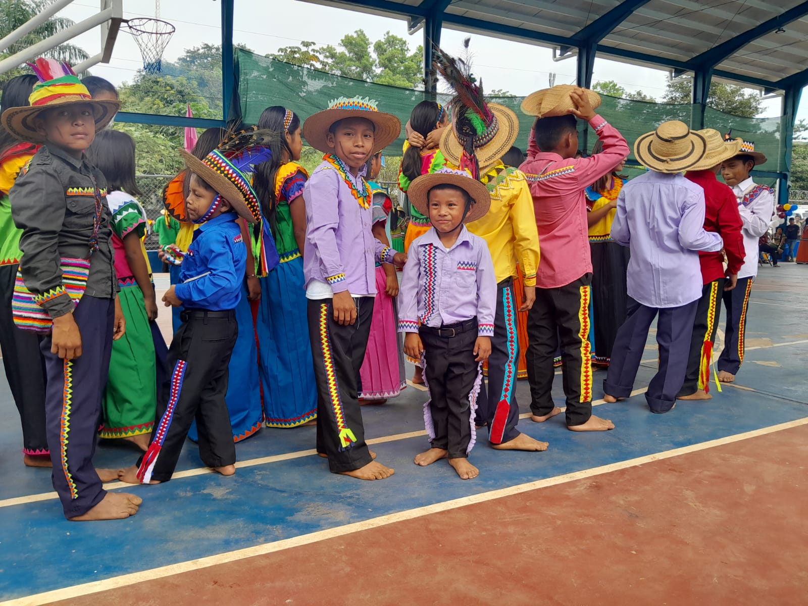 Los niños también dieron su granito de arena. Foto: Didier Hernán Gil 