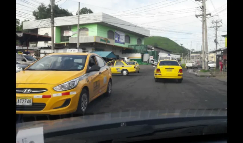 Este es el tramo que tiene mayor afectación, es la vía que conduce a la estación de gasolina en Cerro Batea. Foto: Jean Carlos Díaz