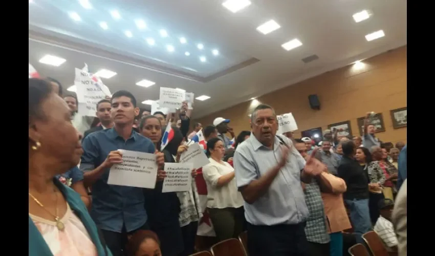 Protesta en la Asamblea Nacional por designación de Tovar y Moore .