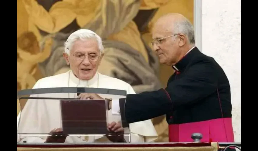 Alfred Xuereb es un sacerdote maltés de la iglesia católica, prelado de Honor de Su Santidad y Secretario General de la Secretaría de Economía de la Santa Sede.Anteriormente fue Secretario Personal del papa Francisco. También desde el año 2007 fue junto a Georg Gänswein segundo secretario del papa Benedicto XVI.