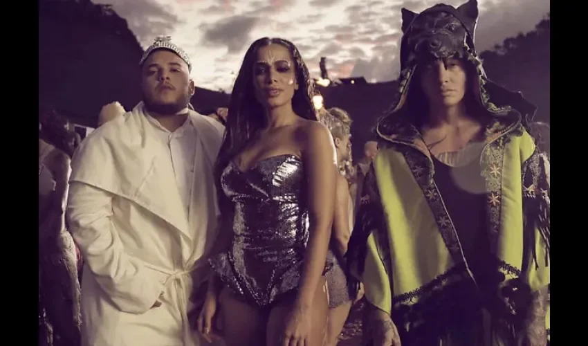 Anitta para mayor suerte encontró un gemelo artístico y aliado en J.Balvin, quien comparte su meta de romper con todas las barreras a la hora de hacer música. Foto tomada del video "Machika". 