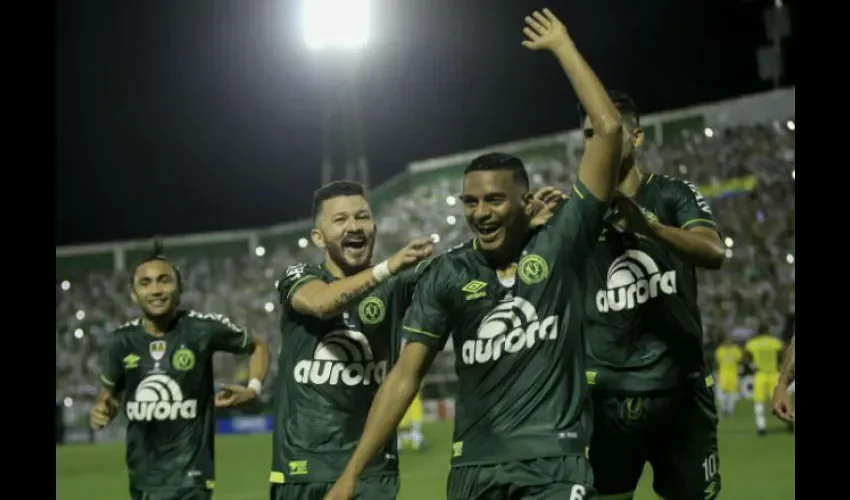 Partido ente el Chapecoense (verde)  y el Nacional uruguayo. Foto: EFE