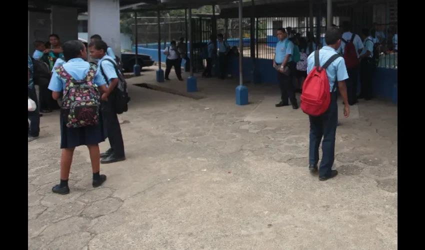 Niños deben llevar solo lo que necesitan en la bolsa escolar. Roberto Barrios