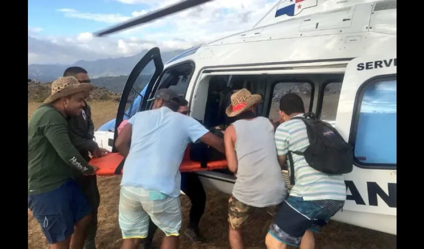 Foto ilustrativa del momento del traslado de las pacientes. 