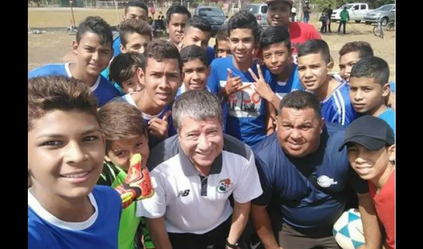 El técnico Hernán Gómez en su gira por diferentes provincias en Panamá. Foto: Fepafut