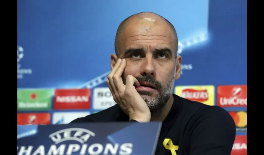 Pep Guardiola no dejará de usar su lazo amarillo. Foto: AP