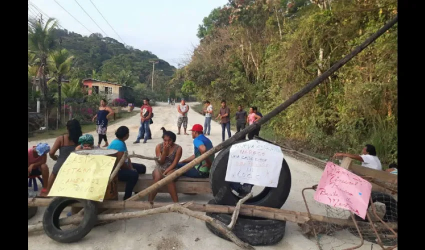 Foto ilustrativa del cierre de la vía por moradores de la comunidad de Buena Vista. 