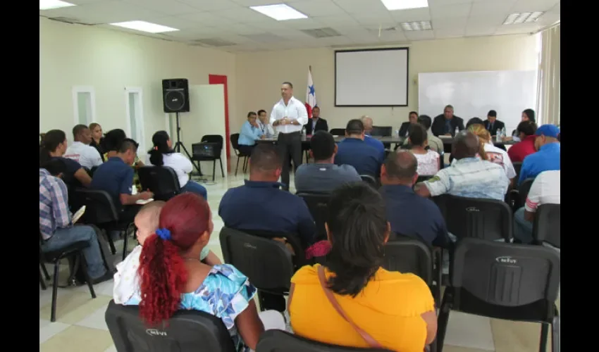 Reunión con moradores de terrenos informales. 