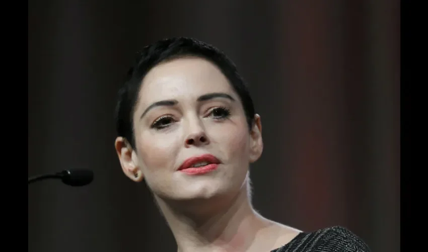 La actriz Rose McGowan habla en la inauguración de la Convención de Mujeres en Detroit. (AP Foto/Paul Sancya, Archivo)