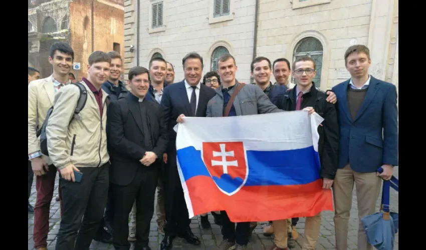 Foto ilustrativa de Varela compartiendo con jóvenes de Rusia, Eslovaquia, Colombia y Guatemala.