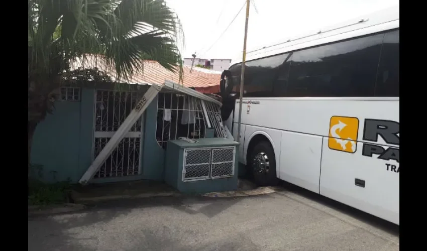 Bus destruyó parte de la casa. Foto. @traficopanamá