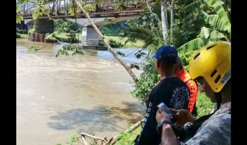 Las aguas están turbias, lo que dificulta las labores de búsqueda. 