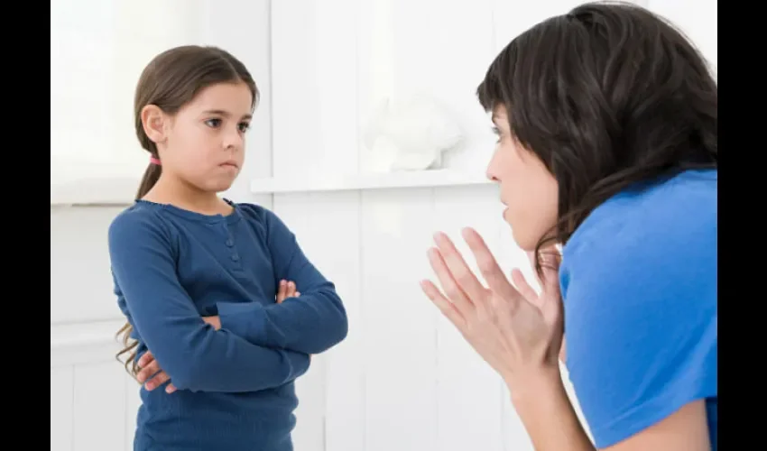 La mejor forma de tratar la rebeldía es mostrando amor a nuestros hijos. Foto: Epasa