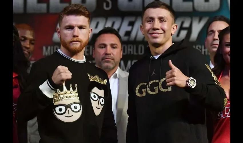 Saúl Álvarez (izq.) junto a Gennady Golovkin./AP