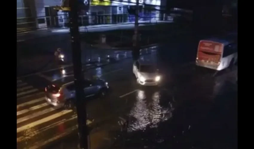 Daño en tubería en Río Abajo. 