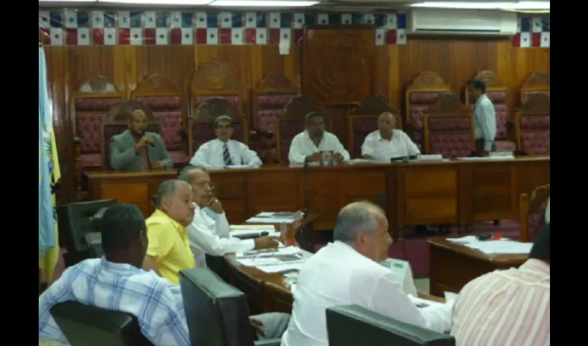 Foto cortesía durante una reunión del consejo. 