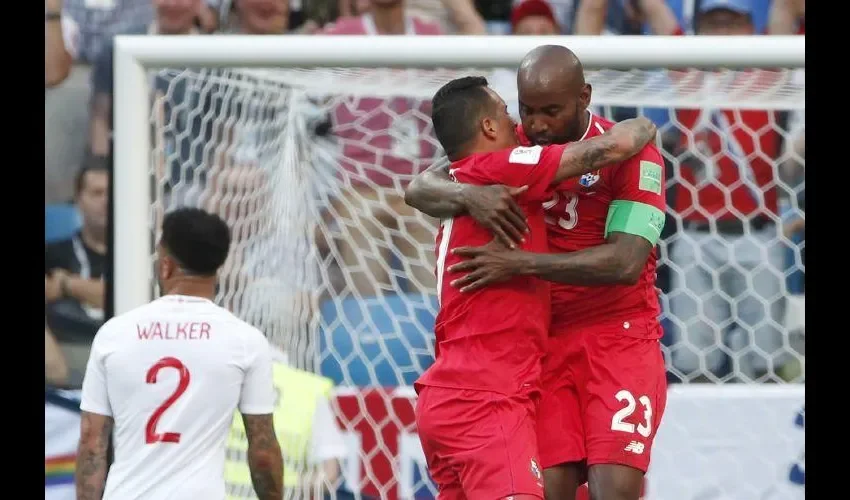 Felipe Baloy (dcha.) celebró junto a Blas Pérez su anotación./AP