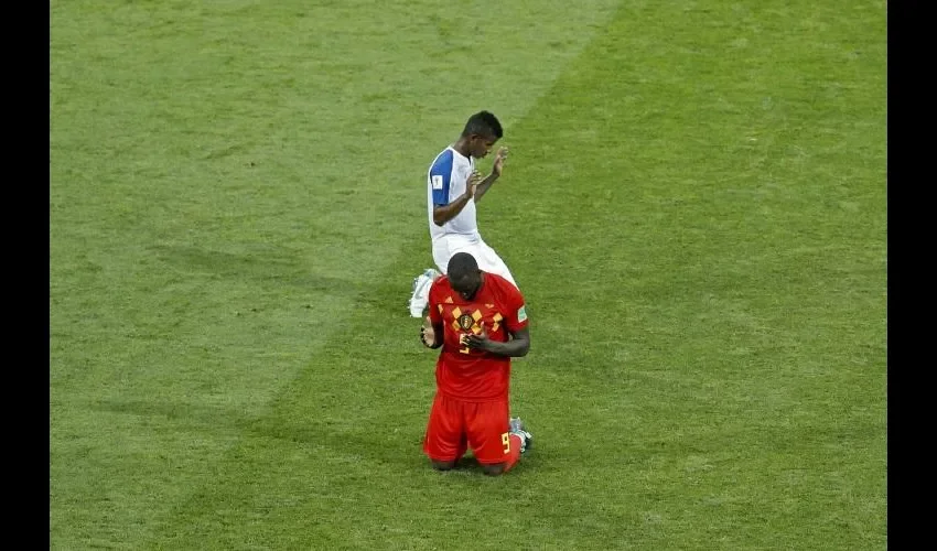 Fidel Escobar y el belga  Romelu Lakaku oraron tras finalizar el duelo./AP