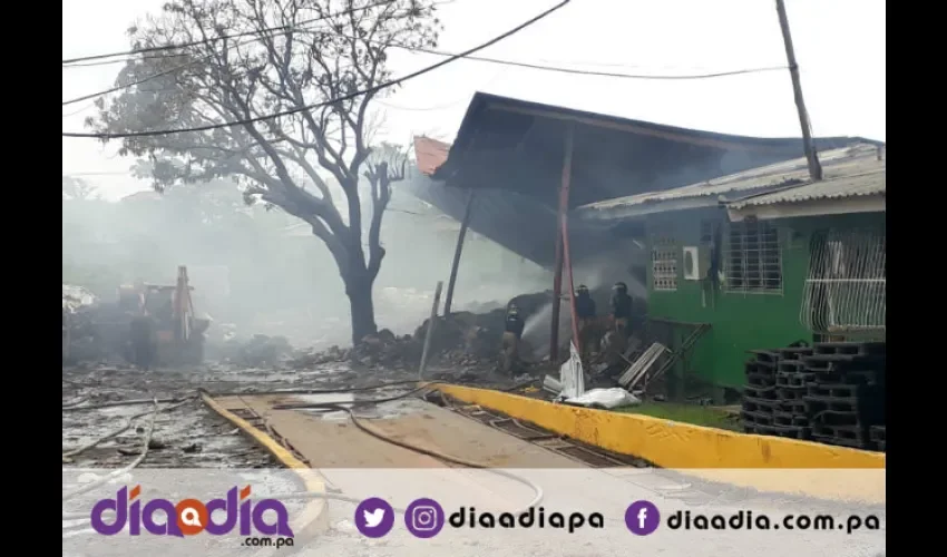 Incendio consumió casi en su totalidad la recicladora. Foto: Jesús Simmons