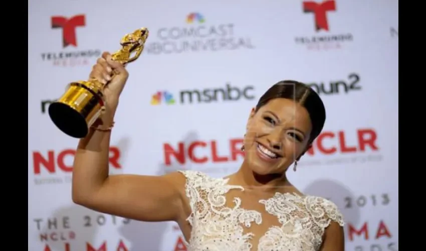 Foto cortesía  de Gina Rodríguez celebrando el recibimiento de un premio. EFE 