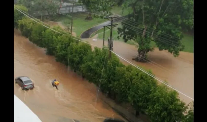 Muchas calles de la ciudad capital quedaron convertidas en ríos. Foto:@traficopanama