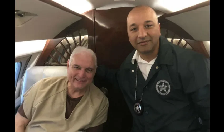 Una de las primeras fotos de la extradición del expresidente Ricardo Martinelli.