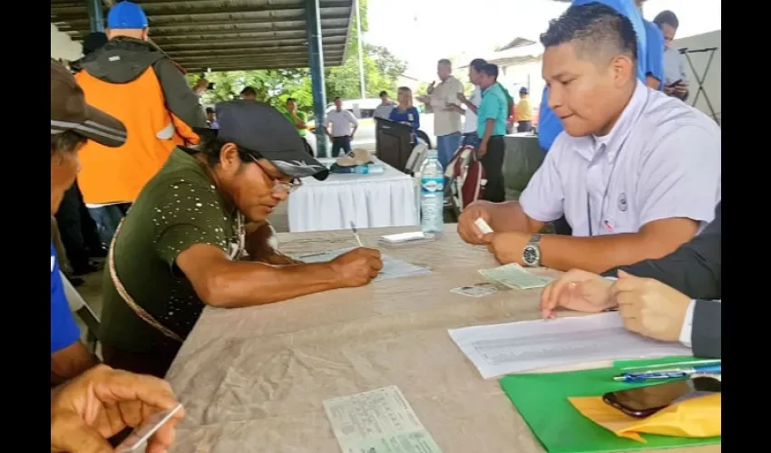 Foto ilustrativa  de la atención a los asegurados en Almirante. 