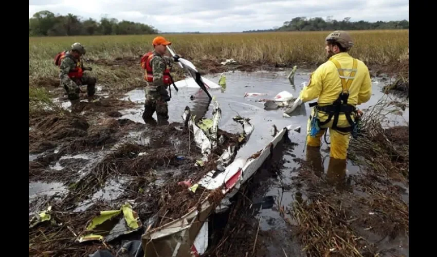 Trabajaron entre los restos del fuselaje, sumergidos en el agua. 