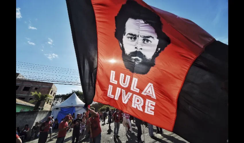 Foto ilustrativa de una bandera apoyando a Da Silva. AP 