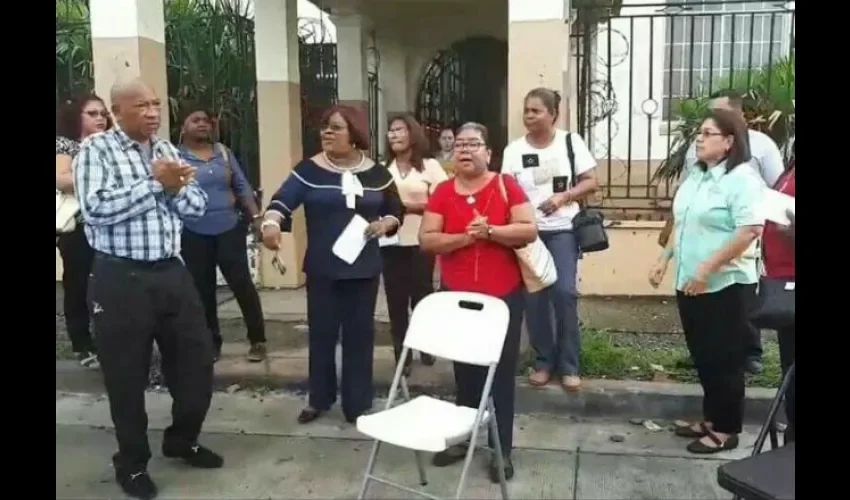 Docentes del colegio José Guardia Vega protestaron el lunes. 