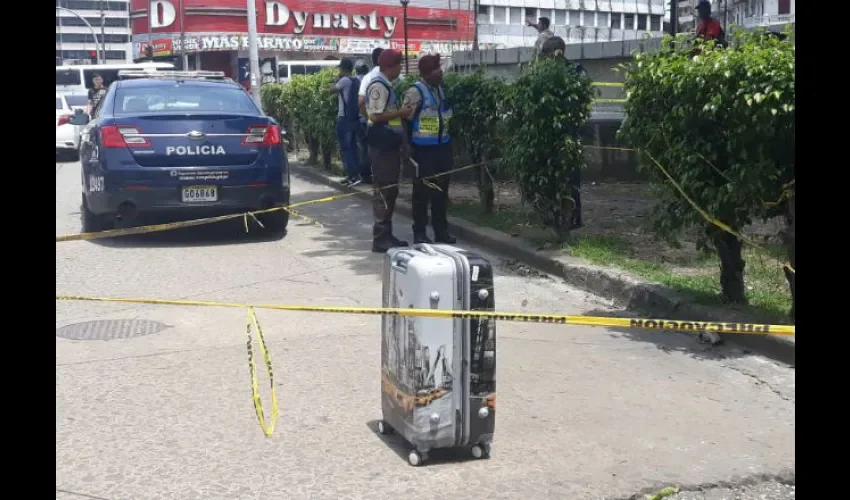 Foto ilustrativa de la maleta que fue encontrada en el Parque Legislativo. Foto cortesía Bomberos de Panamá 