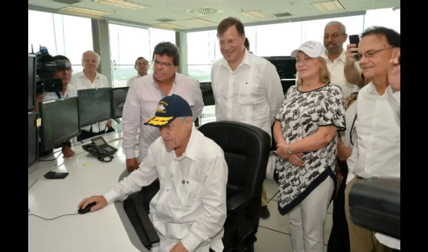 Foto de Sebastián Piñera durante su visita al Canal ampliado. Cortesía. 