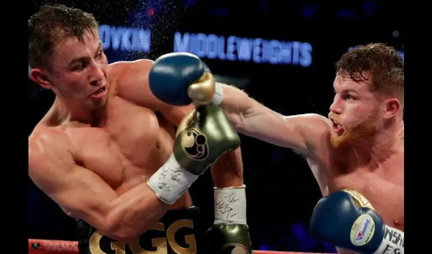 Gennady Golovkin (izq.) peleó el año pasado contra Saúl "Canelo" Álvarez./ AP